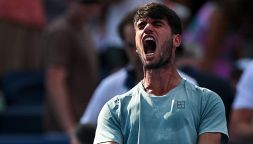 Alcaraz ordina al team: "Zitti, c'è la telecamera". Carlos spiato agli US Open? Il caso di Sinner (con gaffe)