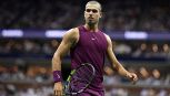 Alcaraz rasato travolge Opelka e avverte Sinner: al 2° turno trova Bellucci. Ma il nuovo look delude i fan