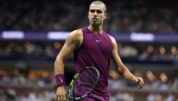 Alcaraz rasato travolge Opelka e avverte Sinner: al 2° turno trova Bellucci. Ma il nuovo look delude i fan