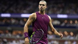 Alcaraz rasato travolge Opelka e avverte Sinner: al 2° turno trova Bellucci. Ma il nuovo look delude i fan