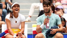 Alcaraz e Raducanu, risate e figuraccia: l'avventura della coppia glamour nel doppio misto dura 50 minuti