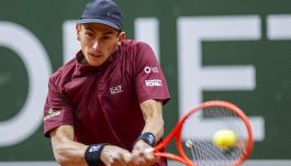 Toronto, Arnaldi fa sudare Zverev, che però risale in fretta la corrente: Matteo cede al terzo e saluta