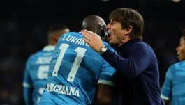 Napoli, duro attacco a Conte per l'infortunio di Lukaku: il precedente del belga all'Inter scatena la polemica