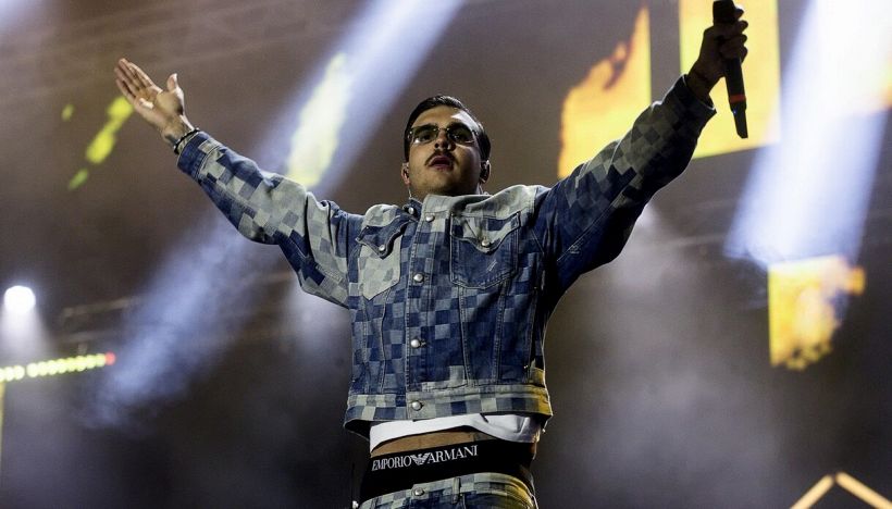 Napoli, Geolier rinuncia a ruolo speaker del Maradona per solidarietà a Decibel Bellini ma sul web è bufera