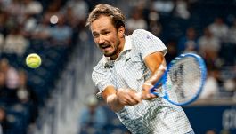 Toronto, Medvedev in crisi nera: lo Zar prima da spettacolo, poi crolla contro Popyrin e scappa dal campo senza borsa