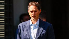 F1, John Elkann presente ai box Ferrari in Ungheria: "Uniti si vince, fiducia a Vasseur ma deve fare di più"