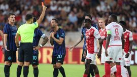 Inter, il rosso a Calhanoglu fa infuriare tutti: l'arbitro ignora anche le richiesta del Monaco