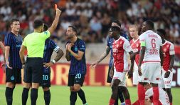 Inter, il rosso a Calhanoglu fa infuriare tutti: l'arbitro ignora anche le richiesta del Monaco