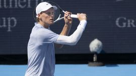 US Open, Sinner torna a sorridere e ruba la scena a Djokovic: ma sui social Jannik è vittima di un nuovo complotto sul ritiro