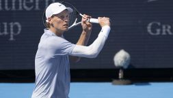 US Open, Sinner torna a sorridere e ruba la scena a Djokovic: ma sui social Jannik è vittima di un nuovo complotto sul ritiro