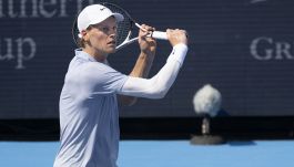 US Open, Sinner torna a sorridere e ruba la scena a Djokovic: ma sui social Jannik è vittima di un nuovo complotto sul ritiro