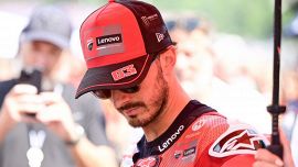 Bagnaia è ormai il caso della MotoGP, anche i rivali sono preoccupati. La teoria di Alex Marquez. Con Ducati è rottura?