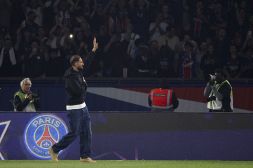 Il Psg celebra Donnarumma, l'ovazione di Parigi: Gigio, mano sul cuore, porta via un ciuffo d’erba