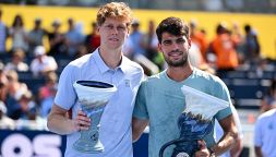 Alcaraz si fa benedire e avvisa Sinner. Jannik e Carlos accendono la polemica tra Ivanisevic e Tsitsipas