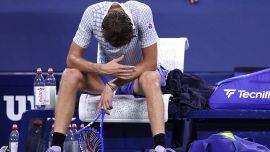 Medvedev, l’idea ritiro e l’accusa allo US Open. Becker e Gilbert lanciano l’allarme: “Serve aiuto professionale”