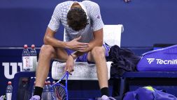 Medvedev, l’idea ritiro e l’accusa allo US Open. Becker e Gilbert lanciano l’allarme: “Serve aiuto professionale”