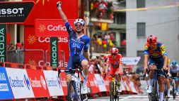 Vuelta: Gaudu "stappa" la 3a tappa a Ceres, splendido sprint su Pedersen e Vingegaard. Al quale hanno rubato le bici
