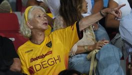 Lecce-Milan, Helen Mirren in tribuna al Via del Mare: l’omaggio di Sticchi Damiani all’attrice premio Oscar