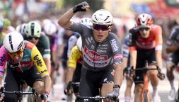 Vuelta, 8a tappa: Viviani fa sudare Philipsen fino a 10 metri dall'arrivo, ma l'olandese impone la sua legge