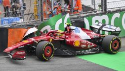 Gp Olanda: Hamilton sbatte a muro e rovina la gara di Leclerc. Team radio: la rabbia di Charles, scuse Lewis