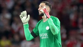 Psg, Donnarumma: solo Kvara e Dembelè si schierano con lui. L'agente minaccia, il City lo blocca