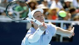 Cincinnati: Sinner non entusiasma ma batte Diallo in due set e vola agli ottavi, caos tra black out e sirene anti incendio