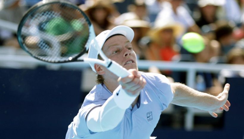 Cincinnati: Sinner non entusiasma ma batte Diallo in due set e vola agli ottavi, caos tra black out e sirene anti incendio