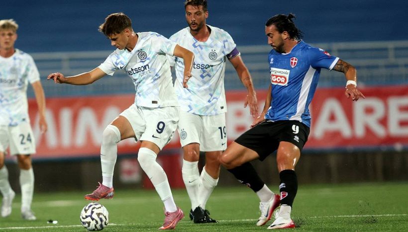 L'Inter U23 stecca la prima: magìa di Topalovic, ma il Novara fa 1-1. Contemporaneità coi "grandi", è bufera