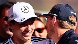Gp Ungheria, Verstappen sostiene Antonelli: risate e abbracci nel paddock, Max non è più un pericolo per Kimi