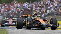 Gp Ungheria libere: Leclerc tallona le McLaren, Norris e Piastri rischiano lo scontro. Hamilton 6°, male Verstappen