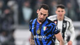 Mourinho pericolo per l’Inter o alleato della Juventus: il Fenerbahce torna su Calhanoglu, Douglas Luiz l’alternativa