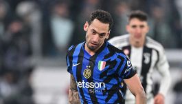 Mourinho pericolo per l’Inter o alleato della Juventus: il Fenerbahce torna su Calhanoglu, Douglas Luiz l’alternativa