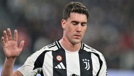 Juventus “schiava” di Vlahovic, Comolli sotto pressione per evitare un disastro. L’ultima speranza è il Barcellona