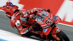 MotoGP, la crisi di Bagnaia in Ducati scatena la rabbia di Barros: “Non mi fido di loro”. Honda e Yamaha corteggiano Pecco