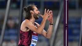 Tamberi, segnali di risveglio troppo timidi: la “mezza barba” non basta, Mondiali ancora a rischio. Il gesto di Gimbo dice tutto