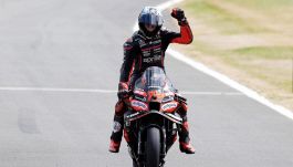 GP Portogallo: Bezzecchi domina a Portimao, Alex Marquez e Acosta sul podio. Disastro Bagnaia, ennesima caduta