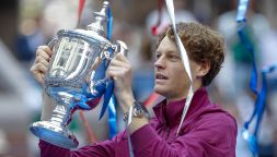 US Open, Sinner e gli altri azzurri in chiaro grazie alla FITP: Jannik cerca un’impresa alla Federer. Quando il sorteggio