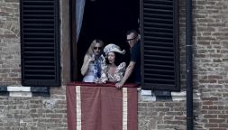 Madonna al Palio di Siena per il suo 67° compleanno: quanti vip in Toscana, avvistati anche Sting ed Eddie Redmayne