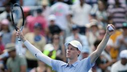 Sinner, compleanno da Re a Cincinnati: il coro dei fan e il Pokemon di Atmane. Ma il vero regalo lo ha fatto Jannik a Vagnozzi