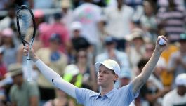 Sinner, compleanno da Re a Cincinnati: il coro dei fan e il Pokemon di Atmane. Ma il vero regalo lo ha fatto Jannik a Vagnozzi