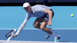Sinner choc, ritiro dopo 23’ a Cincinnati: il gesto di Alcaraz, Vagnozzi e Cahill ammutoliti. Corsa contro il tempo per lo US Open