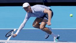 Sinner choc, ritiro dopo 23’ a Cincinnati: il gesto di Alcaraz, Vagnozzi e Cahill ammutoliti. Corsa contro il tempo per lo US Open