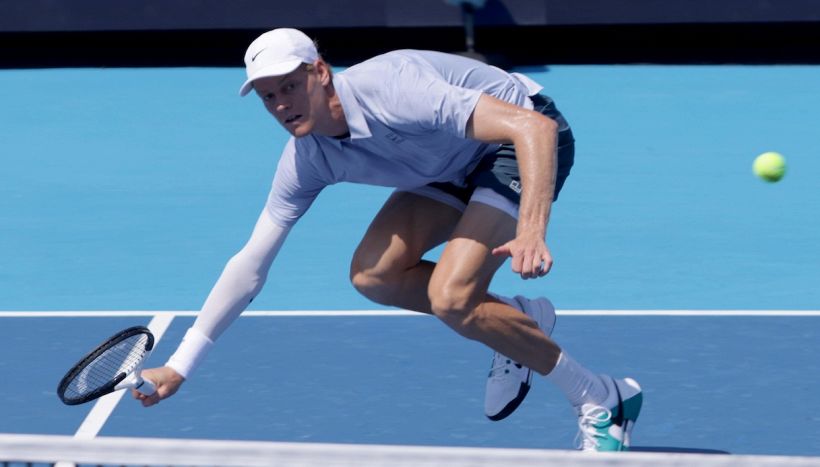 Sinner choc, ritiro dopo 23’ a Cincinnati: il gesto di Alcaraz, Vagnozzi e Cahill ammutoliti. Corsa contro il tempo per lo US Open