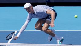 Sinner choc, ritiro dopo 23’ a Cincinnati: il gesto di Alcaraz, Vagnozzi e Cahill ammutoliti. Corsa contro il tempo per lo US Open