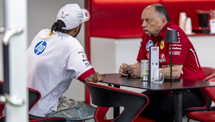 Ferrari, Vasseur striglia Hamilton: "Esagera nell'amplificare i problemi dell'auto, anche se lo fa solo con la stampa..."