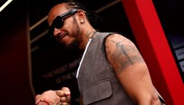 Ferrari, Hamilton carico ma sibillino dopo la sosta: "Guardo avanti anche se difficile". Giallo sulle vacanze