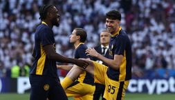 Inter, Bastoni prende in giro il rinato Thuram: la battuta è un’allusione alla concorrenza di Bonny