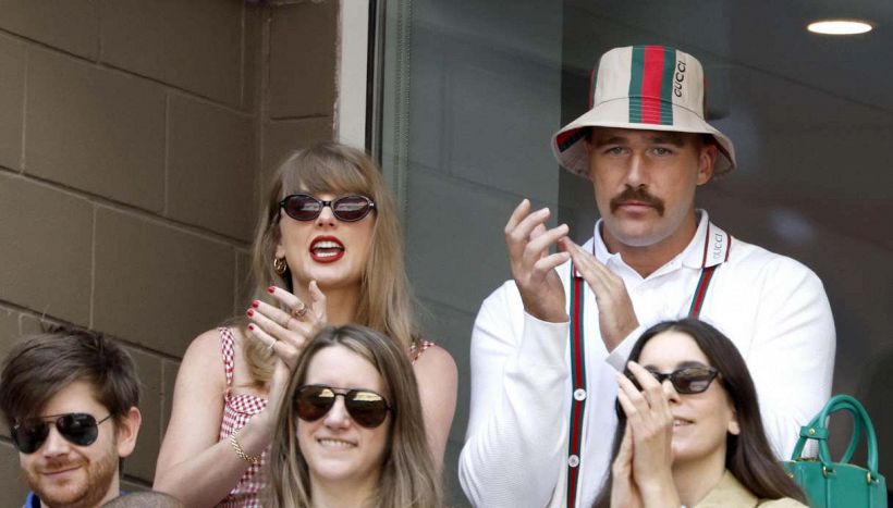 Taylor Swift e Travis Kelce, l’annuncio del fidanzamento irrompe agli US Open: l’anno scorso il tifo contro Sinner