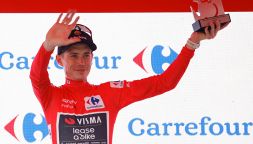 Vuelta, Vingegaard si riprende la maglia rossa tra cadute e proteste clamorose: la Israel rallentata dai manifestanti pro Palestina