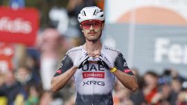 Vuelta, 6a tappa: Ayuso crolla subito sull'Alto de Comella. Vince Jay Vine, Træen nuova maglia rossa. Bene Ciccone